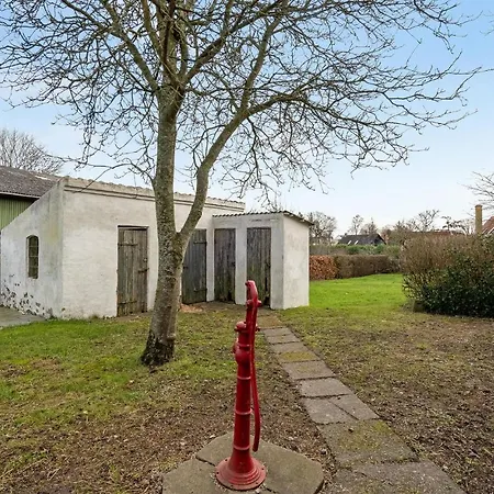 Feriehus Three-bedroom In Tranekar *